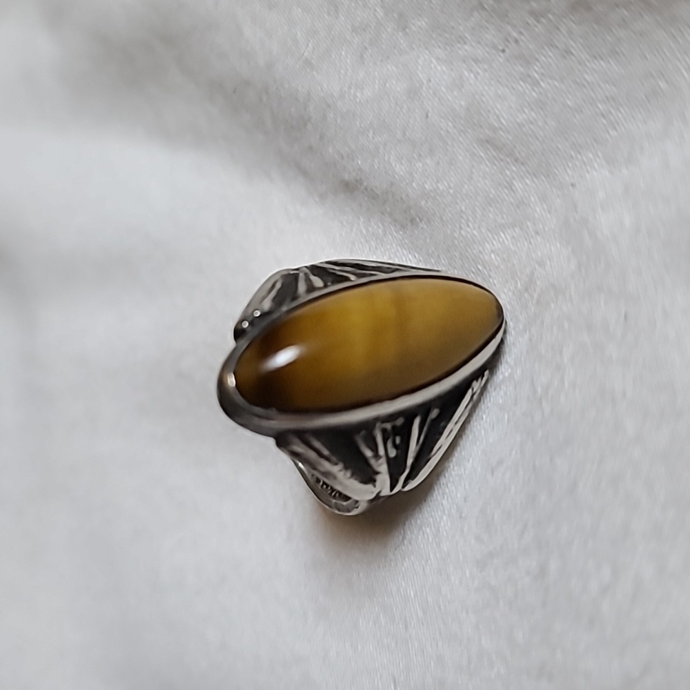 Size 4.5 vintage tigers eye, unknown metal unstamped ring.